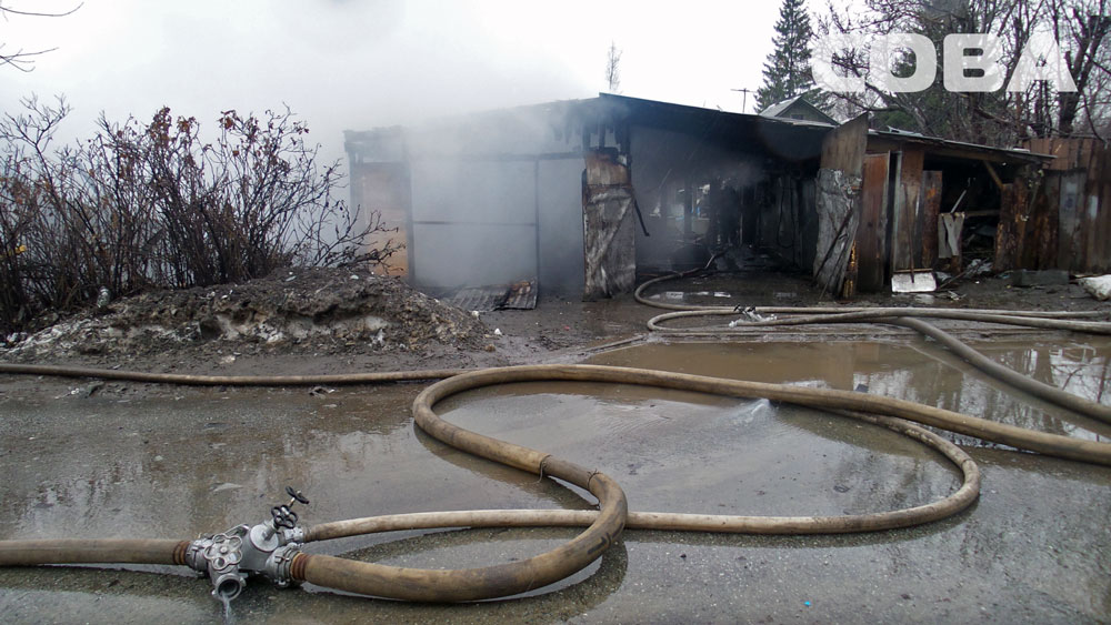 На улице Восстания пожар уничтожил частный дом и надворные постройки - Фото 2