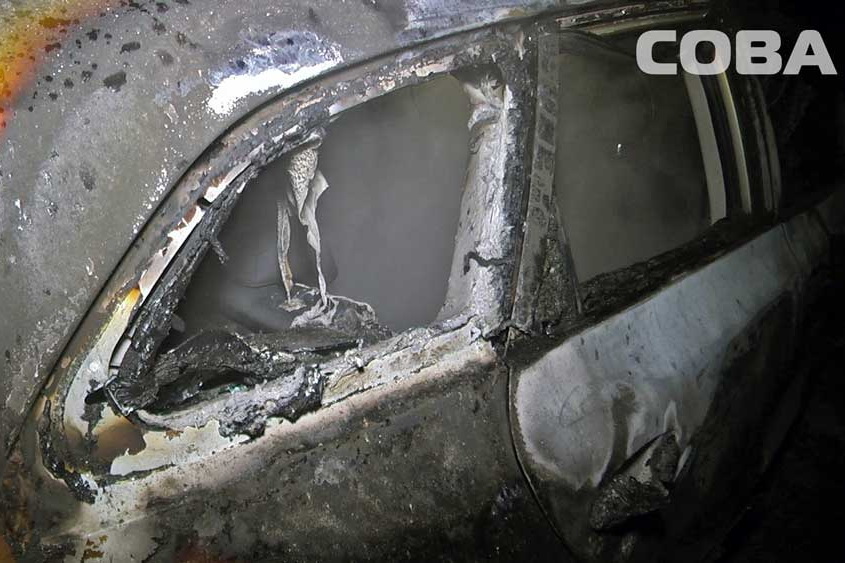 В Екатеринбурге сгорела детская спортивная школу «Динамо» и несколько припаркованных автомобилей. ФОТО - Фото 2