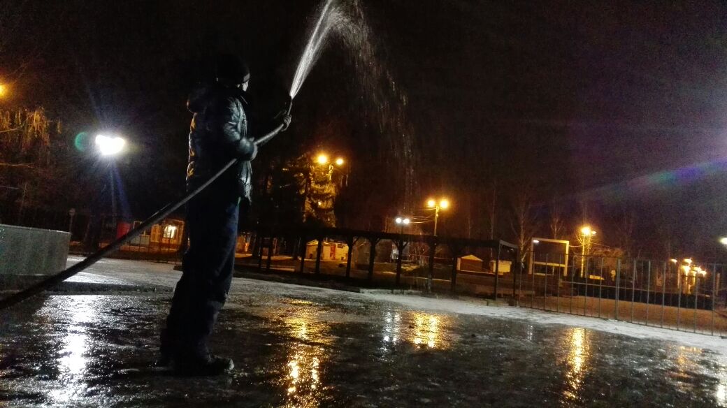 В Екатеринбурге в парке Маяковского начали заливать каток - Фото 3