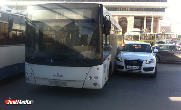На малышевском кольце из-за ДТП с участием автобуса остановилось движение троллейбусов - Фото 2