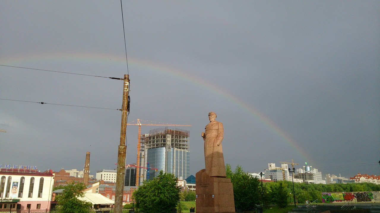 Жители Екатеринбурга устроили фотосессию радуге - Фото 8