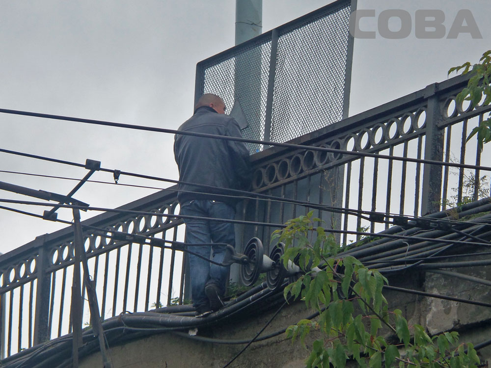 Мужчину, грозившего прыгнуть с моста на Бебеля, ударило током, и он рухнул вниз - Фото 2