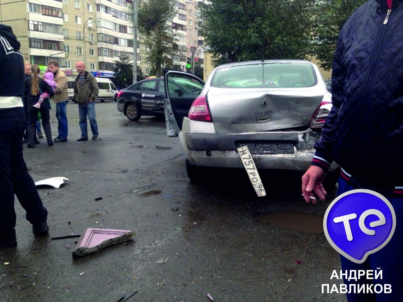 В Екатеринбурге водитель легковушки, едва избежав столкновения со скорой, влетел в припаркованные автомобили. ФОТО - Фото 2