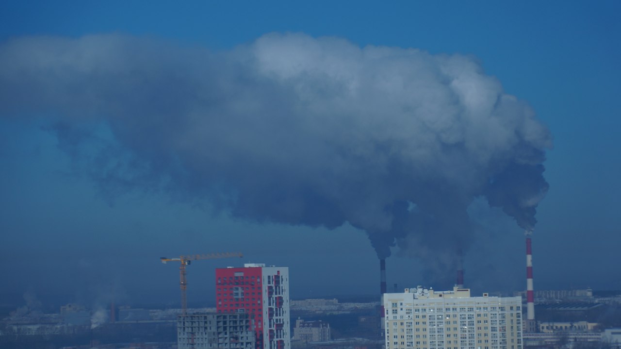 «Нереальных размеров выброс»! Екатеринбуржцы отвыкли от морозов и испугались дыма, охватившего город - Фото 2