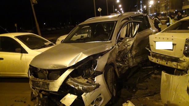 Ночью в Академическом водитель Hyundai протаранил пять автомобилей и погиб на месте ДТП. ФОТО - Фото 2