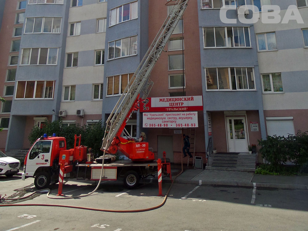 В Екатеринбурге в десятиэтажке на Пальмиро Тольятти горела квартира - Фото 2