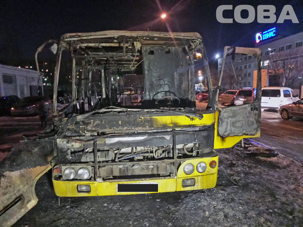  В Академическом ночью сгорели два автобуса - Фото 3