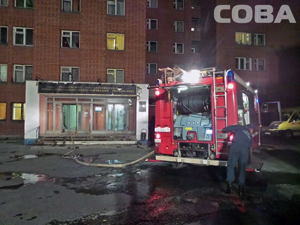 В Екатеринбурге в общежитии педуниверситета загорелся холодильник. Эвакуированы 27 человек - Фото 2