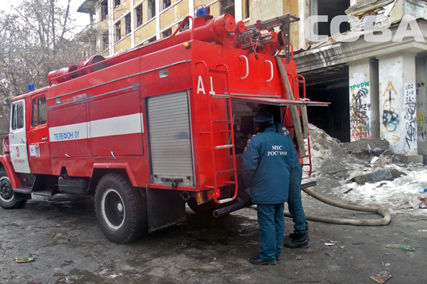В Зеленой Роще горело заброшенное здание больницы скорой помощи - Фото 2
