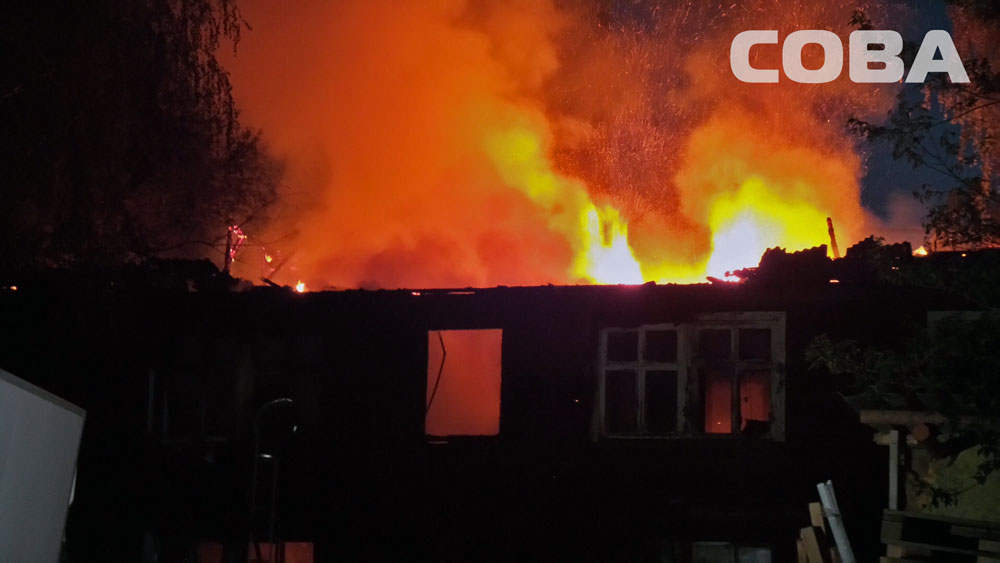 В Екатеринбурге сгорел двухэтажный барак, есть жертвы - Фото 2