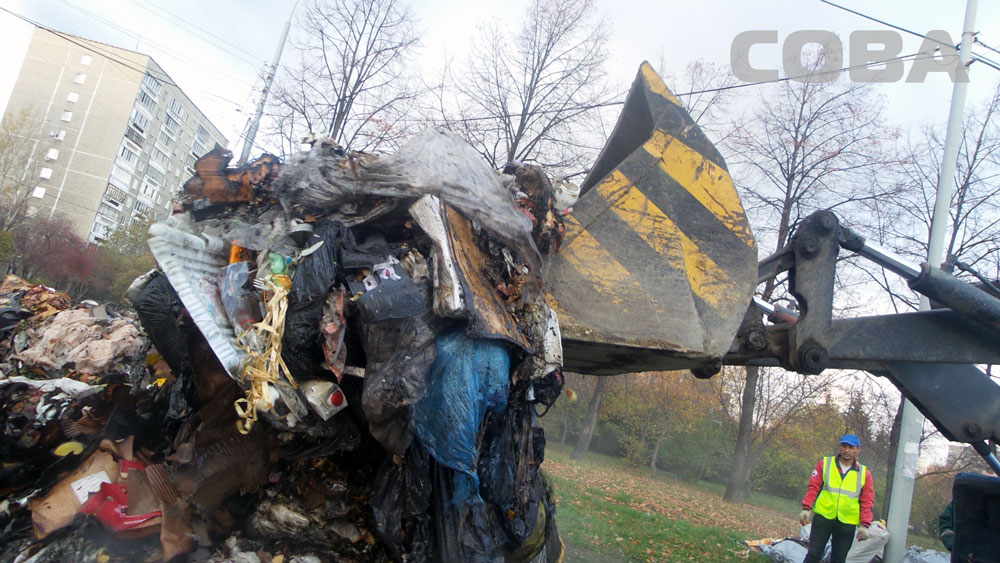 Возле ГКБ №40 загорелся мусоровоз - Фото 2