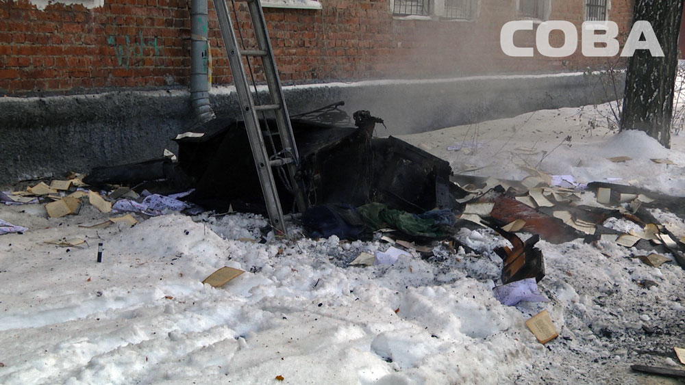 Десять человек эвакуированы: в трехэтажке на Уралмаше сгорела квартира  - Фото 4