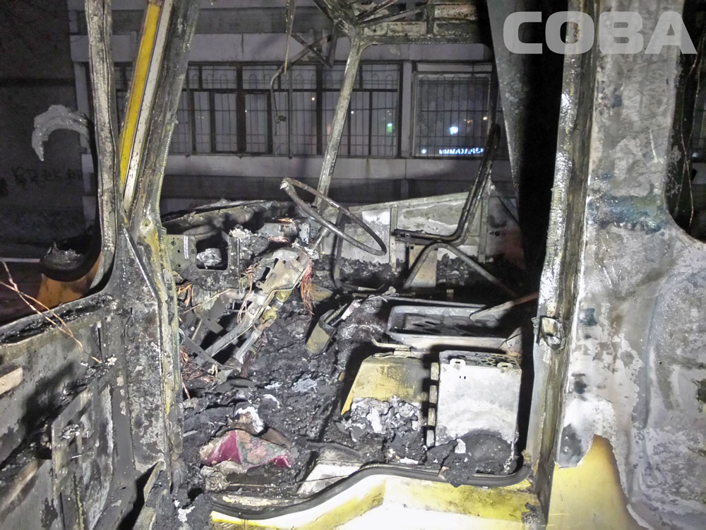  В Академическом ночью сгорели два автобуса - Фото 4