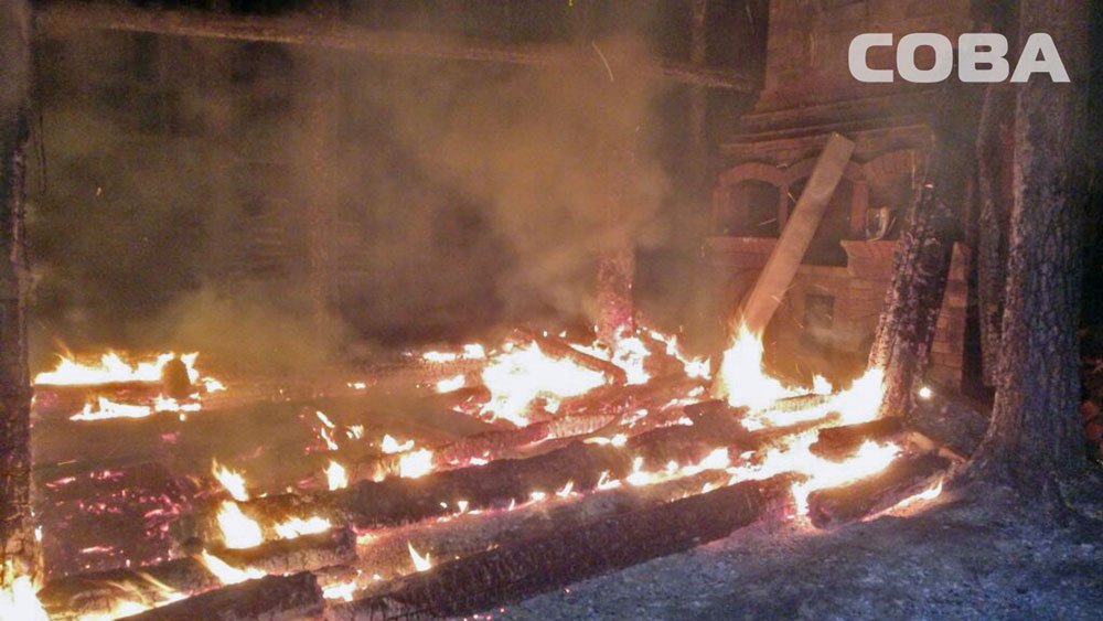 Двенадцать пожарных машин тушили крупный пожар в коллективном саду под Екатеринбургом. ФОТО  - Фото 3