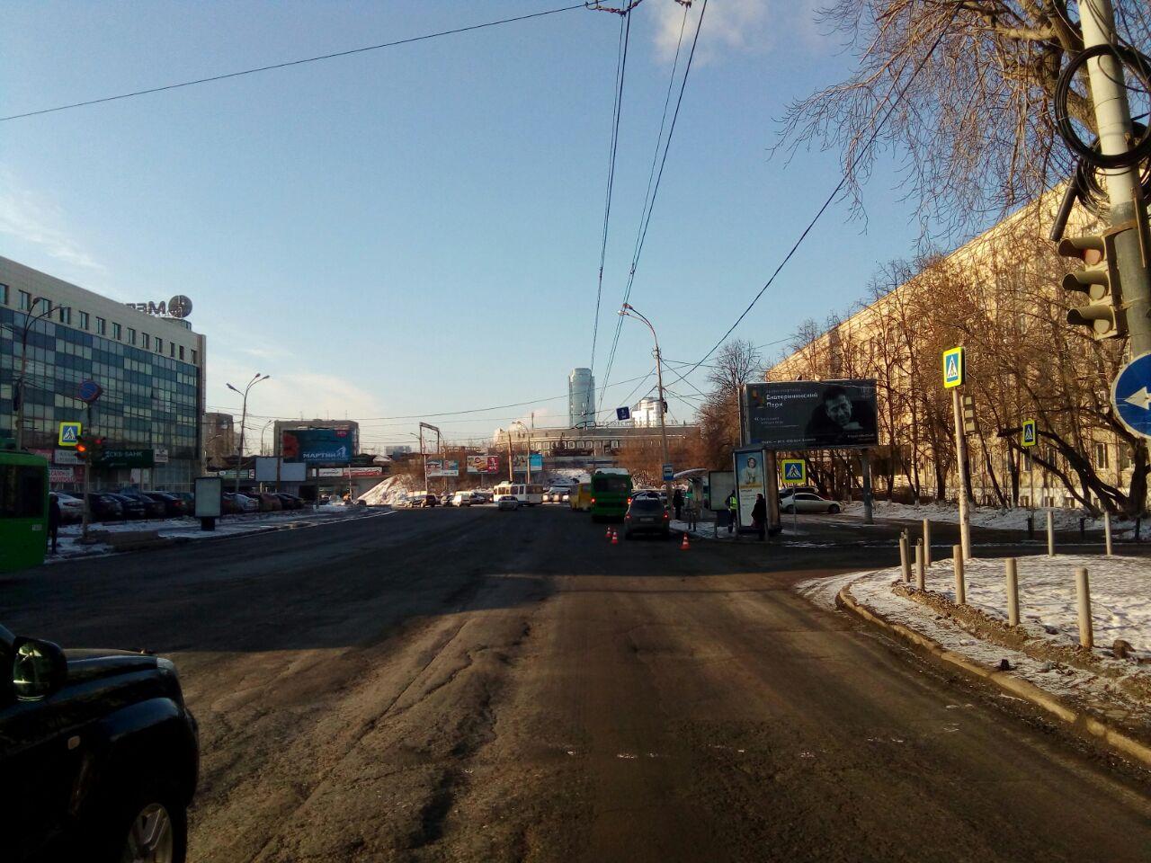В Екатеринбурге водитель кроссовера сбил женщину, которая шла на зеленый. ФОТО - Фото 3