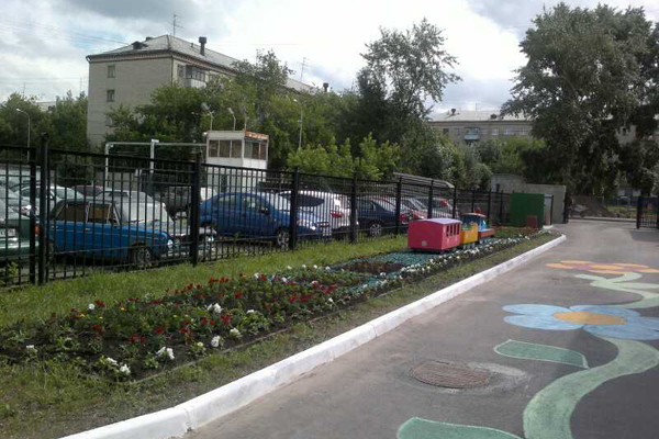 В Екатеринбурге полицейские помогли работникам детского сада благоустроить территорию - Фото 2