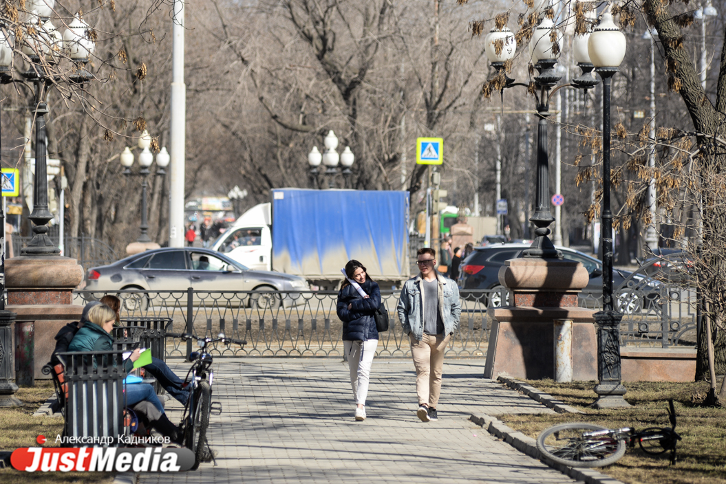 Короткие юбки и солнцезащитные очки. Вспоминаем с JustMedia.ru первый почти летний денек в Екатеринбурге. ФОТОРЕПОРТАЖ - Фото 9