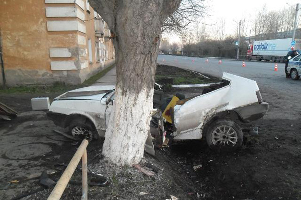 В Ирбите водитель-новичок врезался в дерево. Три человека в коме - Фото 2