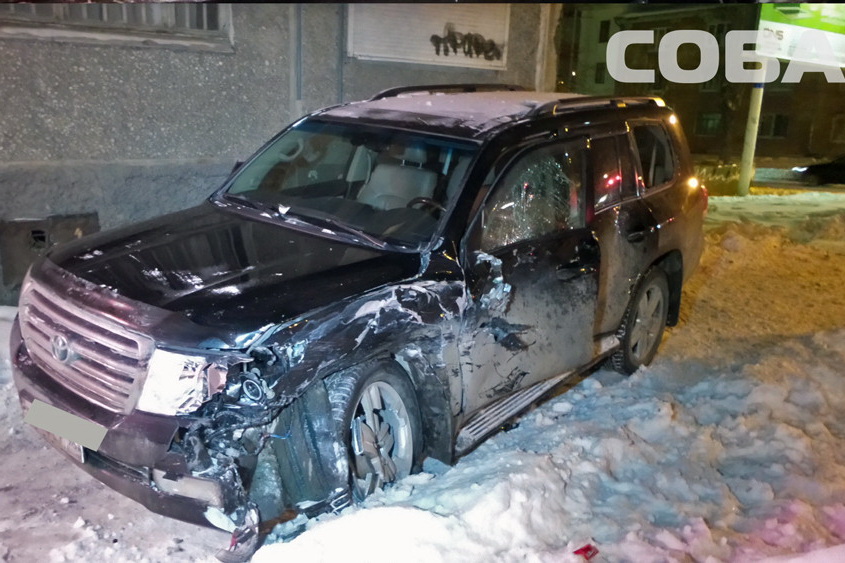 В Екатеринбурге автохам на Land Cruiser отправил в больницу водителя и двух врачей скорой. ФОТО - Фото 5