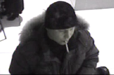Полиция разыскивает злоумышленника, совершившего налет на интернет-кафе в Екатеринбурге - Фото 2
