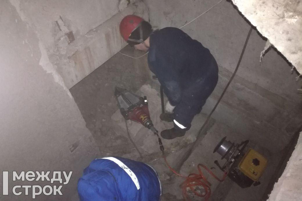 В Нижнем Тагиле в подъезде девятиэтажки на мужчину упала огромная бетонная плита  - Фото 2