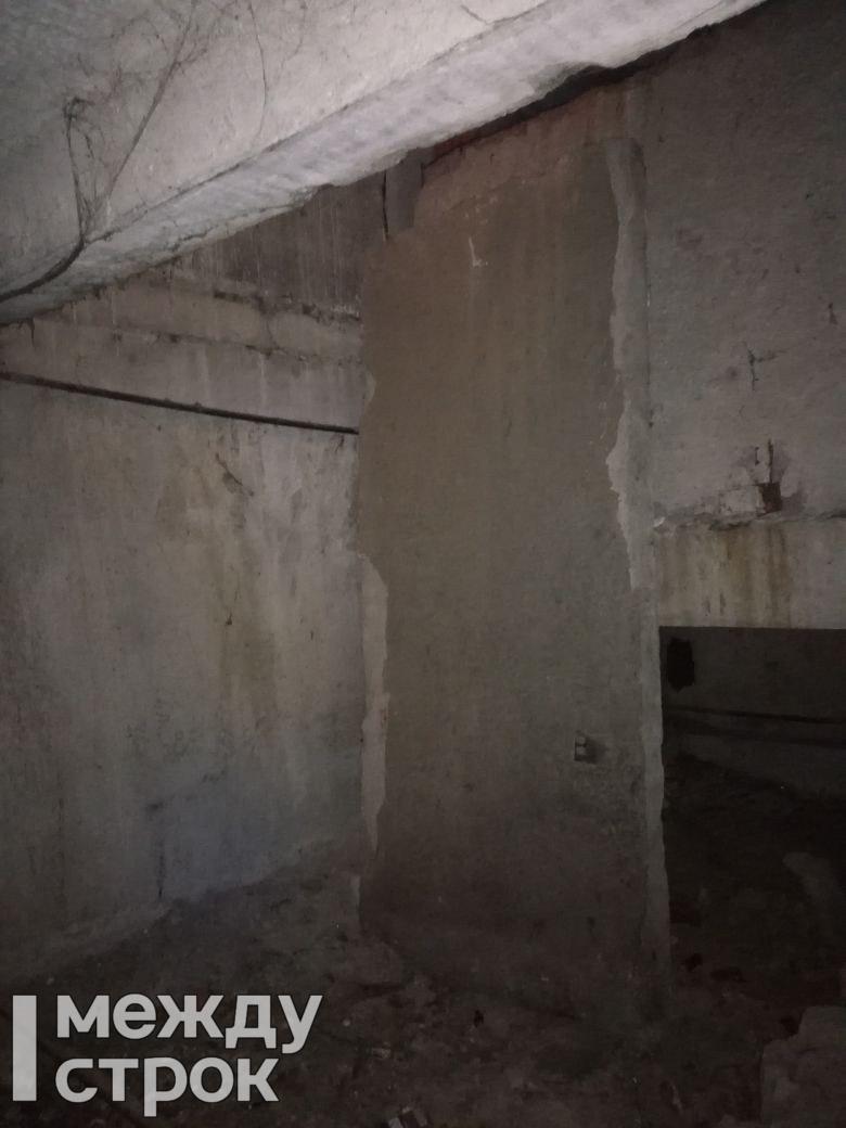 В Нижнем Тагиле в подъезде девятиэтажки на мужчину упала огромная бетонная плита  - Фото 3