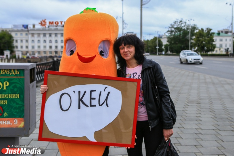 Жители Екатеринбурга сфотографировались с иностранными словами назло депутатам - Фото 3