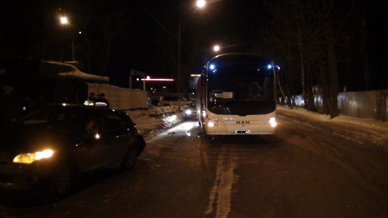 В Екатеринбурге водитель автобуса, отвлекшись на пассажиров, врезался в легковушку - Фото 2