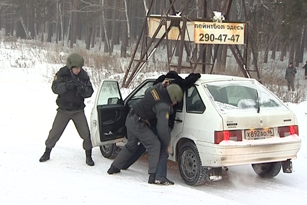 В Екатеринбурге бойцы полицейских спецподразделений ловили вооруженных преступников и обезвреживали взрывное устройство - Фото 5