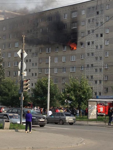 В Екатеринбурге на ЖБИ горела квартира. Пострадавших нет - Фото 2
