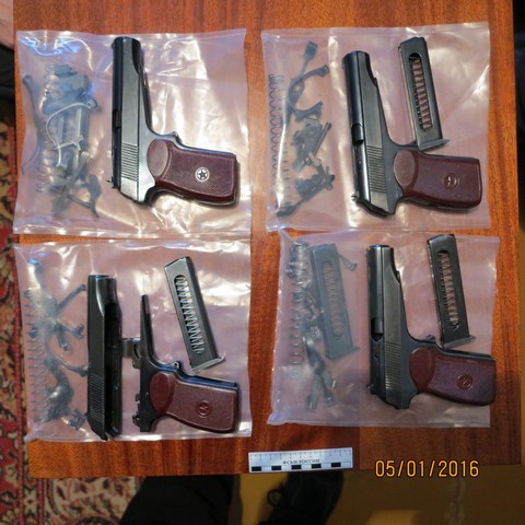 В квартире жителя Каменска-Уральского силовики обнаружили наркотики и самодельное оружие - Фото 2