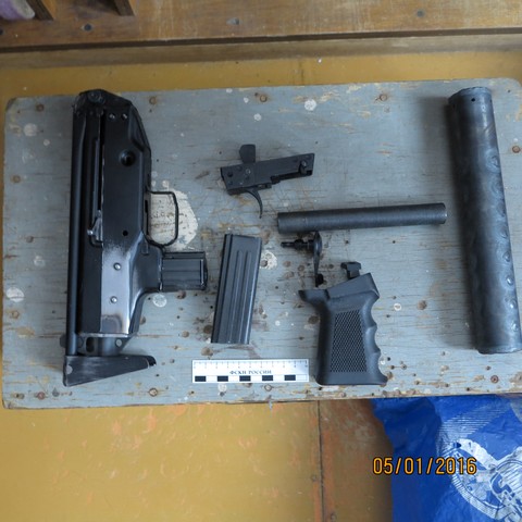 В квартире жителя Каменска-Уральского силовики обнаружили наркотики и самодельное оружие - Фото 4