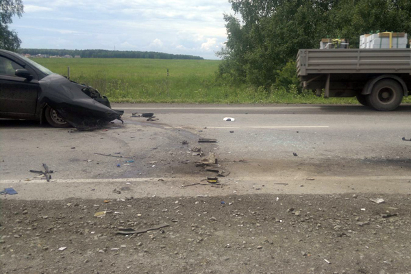 В Полевском столкнулись три автомобиля, один из них загорелся - Фото 2