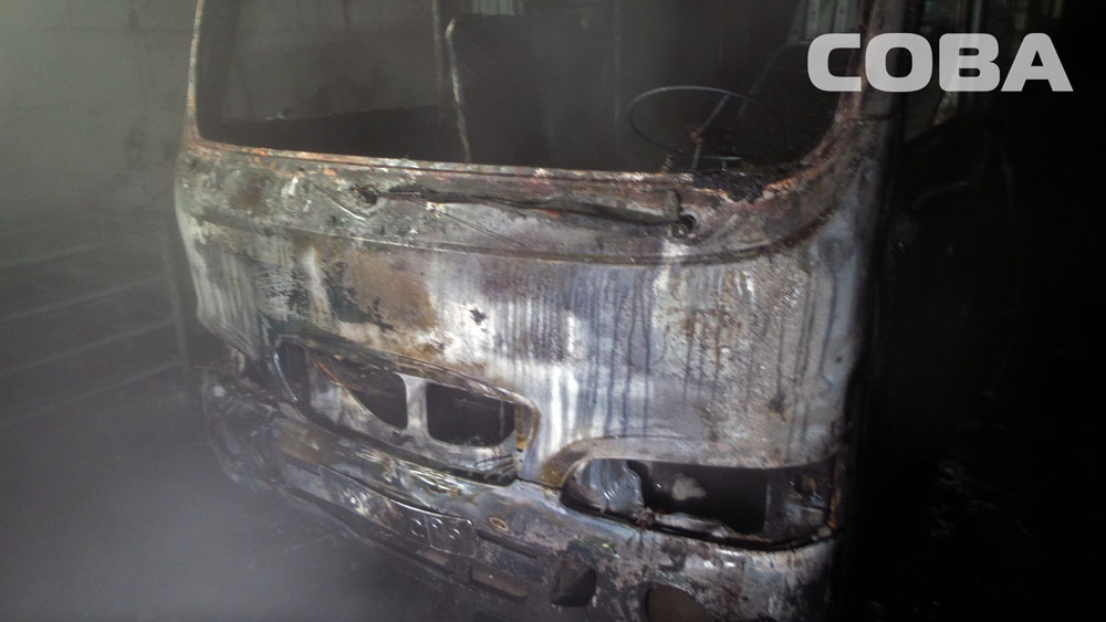 В Екатеринбурге в гараже сгорел пассажирский автобус - Фото 3