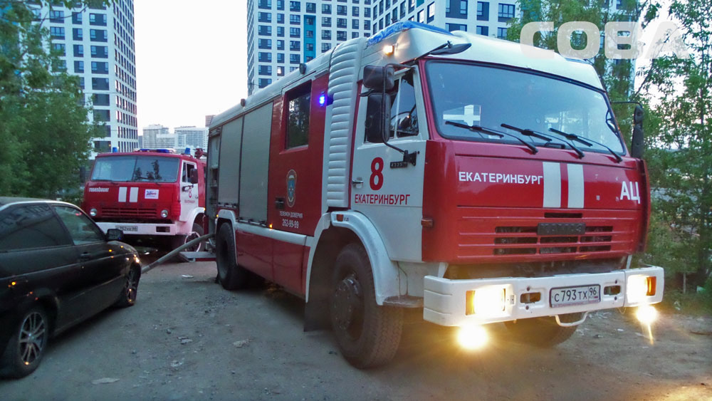 В Екатеринбурге сгорел двухэтажный барак, есть жертвы - Фото 5
