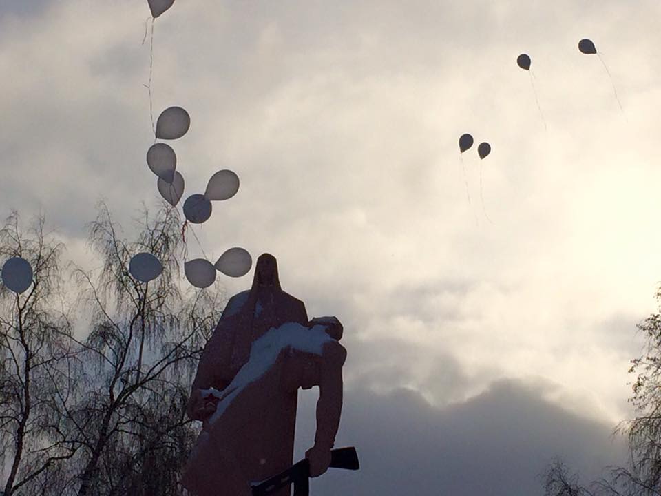 Свердловчане почтили память погибших в Египте туристов. В Алапаевске запустили в небо 224 белых шара на 9-й день трагедии - Фото 4