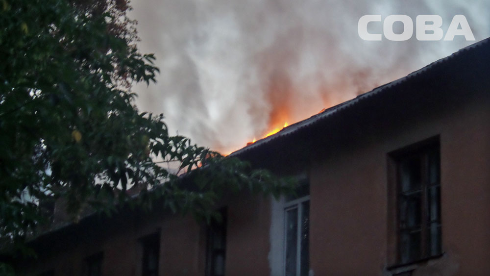 При пожаре в двухэтажном доме на улице Бажова в Екатеринбурге погиб ребенок - Фото 5