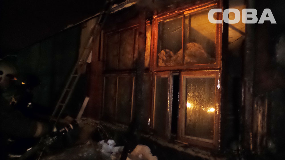 В Екатеринбурге горела крыша и вентиляция Дома печати - Фото 6