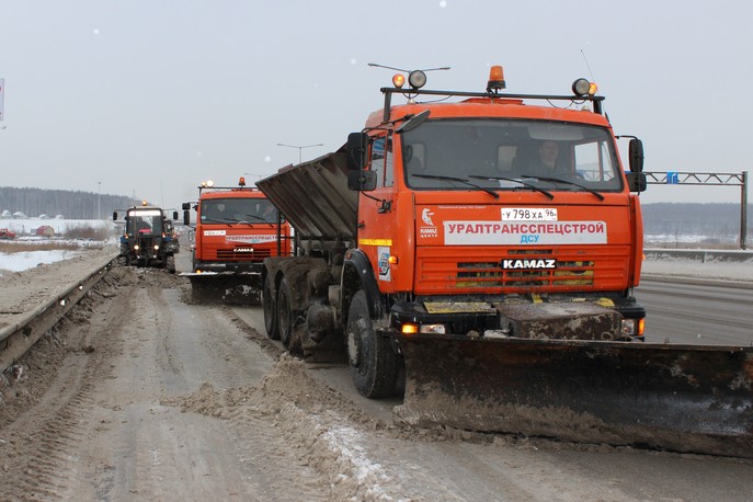 На дороге в Кольцово срочно убрали снег - Фото 2