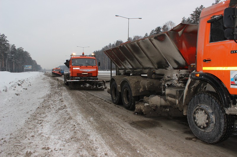 На дороге в Кольцово срочно убрали снег - Фото 3