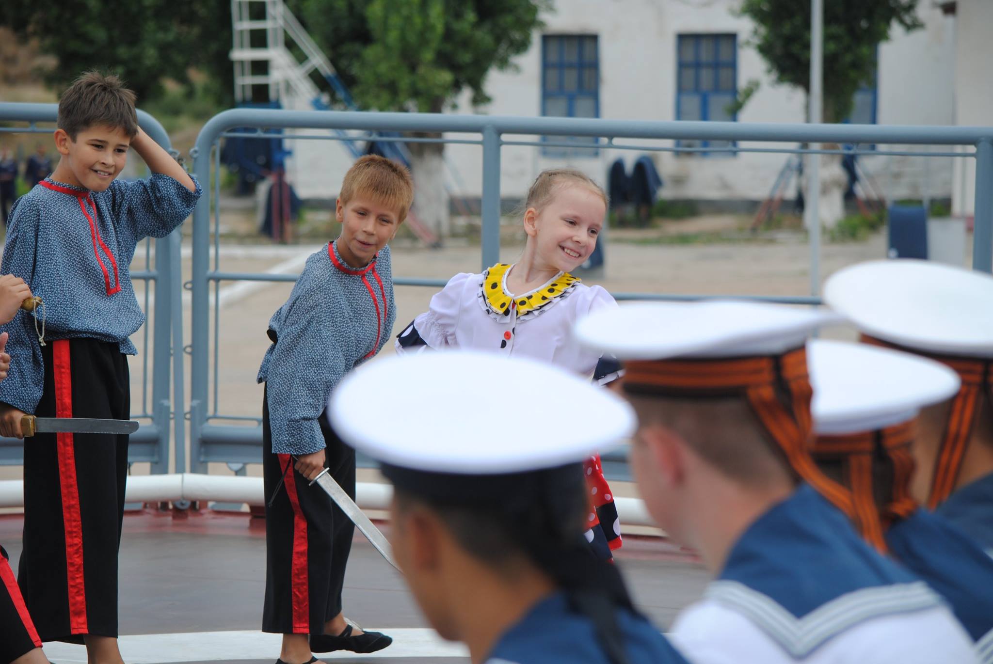 Уральская «Улыбка» покорила Крым: юные танцоры выступили на палубе военного корабля и в легендарном Никитском ботаническом саду - Фото 3