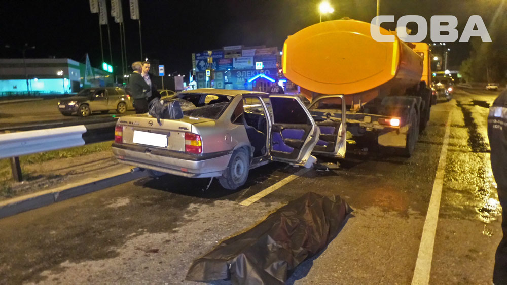 В переулке Базовом Opel врезался в КАМАЗ - Фото 3