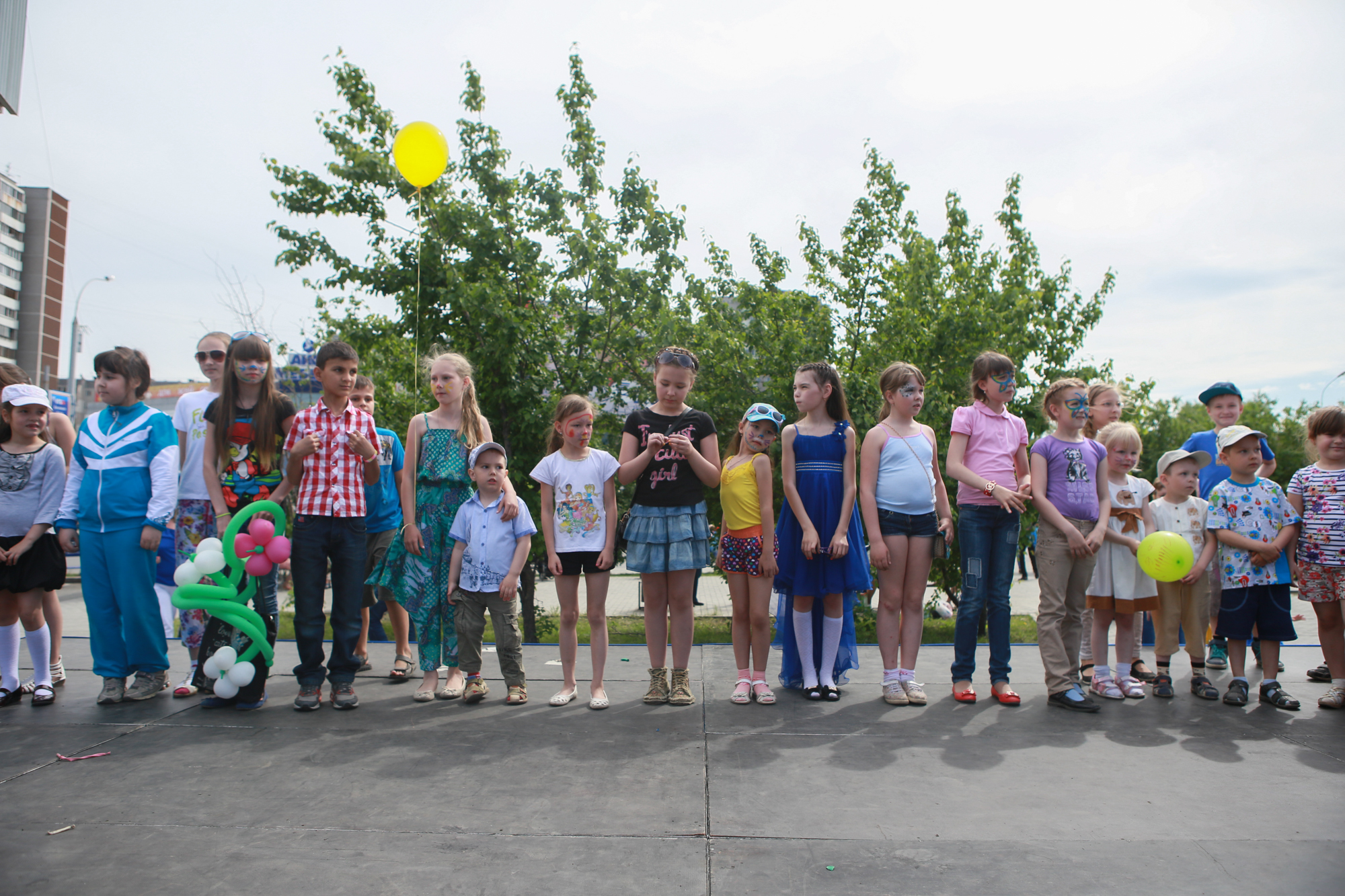В День защиты детей юные жители Екатеринбурга прогулялись по городу из 15 тысяч надувных шаров - Фото 7