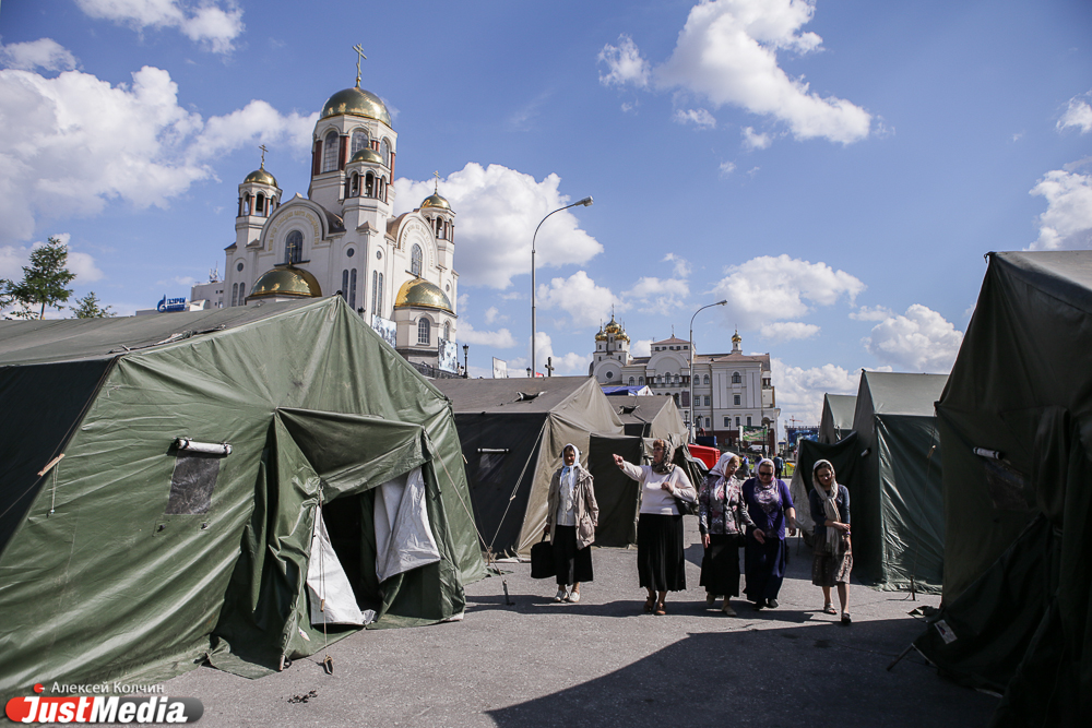 Царские дни-2014: верующие со всей России стекаются к Храму-на-Крови, чтобы принять участие в крестном ходе до Ганиной ямы - Фото 2