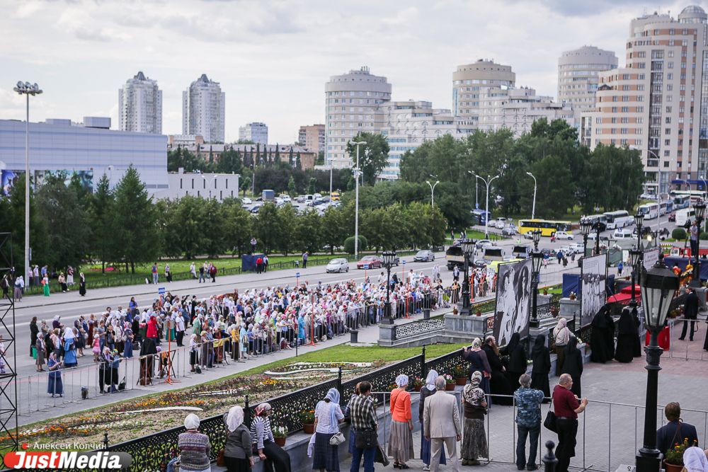 Царские дни-2014: верующие со всей России стекаются к Храму-на-Крови, чтобы принять участие в крестном ходе до Ганиной ямы - Фото 5