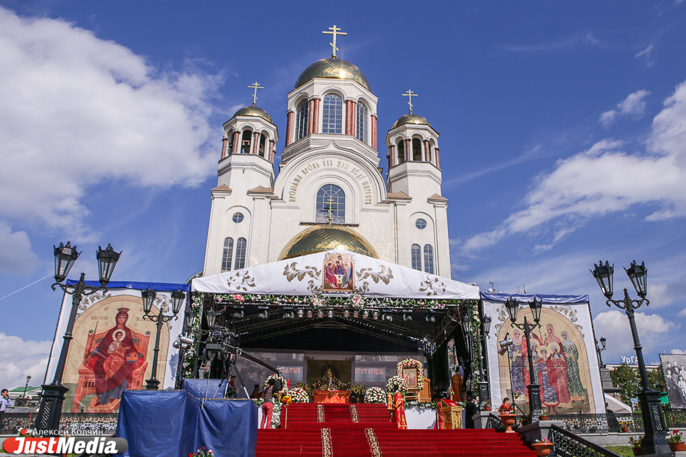 Царские дни-2014: верующие со всей России стекаются к Храму-на-Крови, чтобы принять участие в крестном ходе до Ганиной ямы - Фото 4