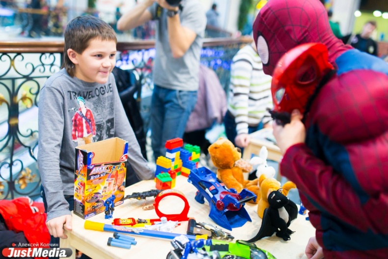 Несколько сотен детей попробовали себя в роли предпринимателей на «Ярмарке старых игрушек» - Фото 3