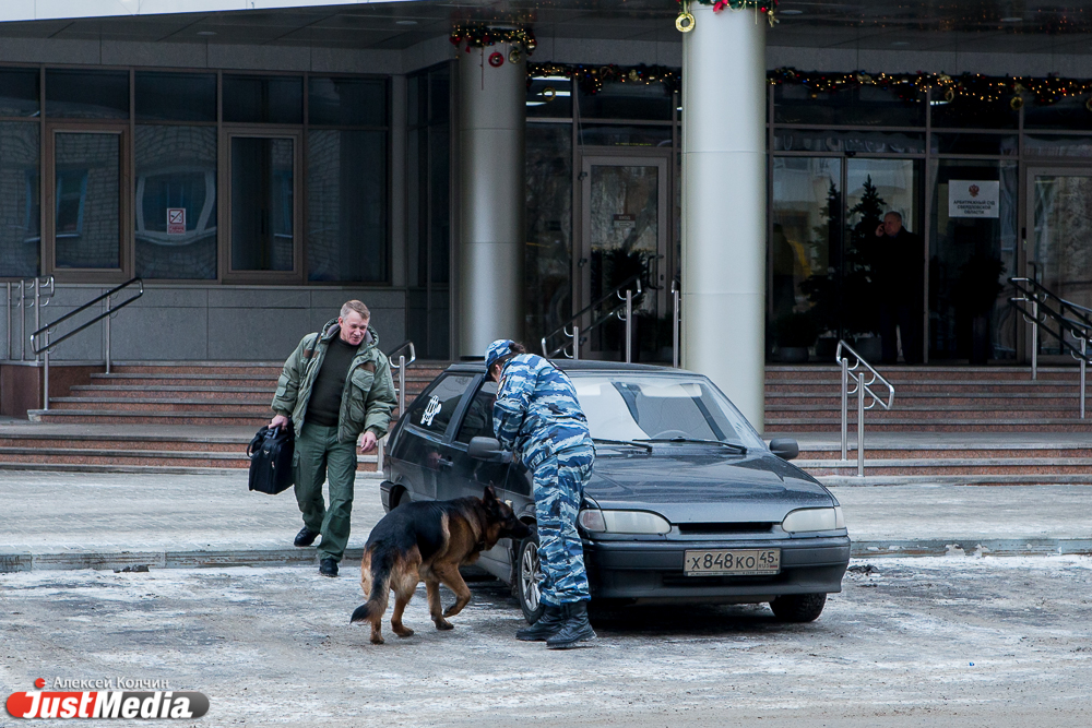 Бомба или учения? Полицейские оцепили здание свердловского арбитражного суда. ФОТО - Фото 2