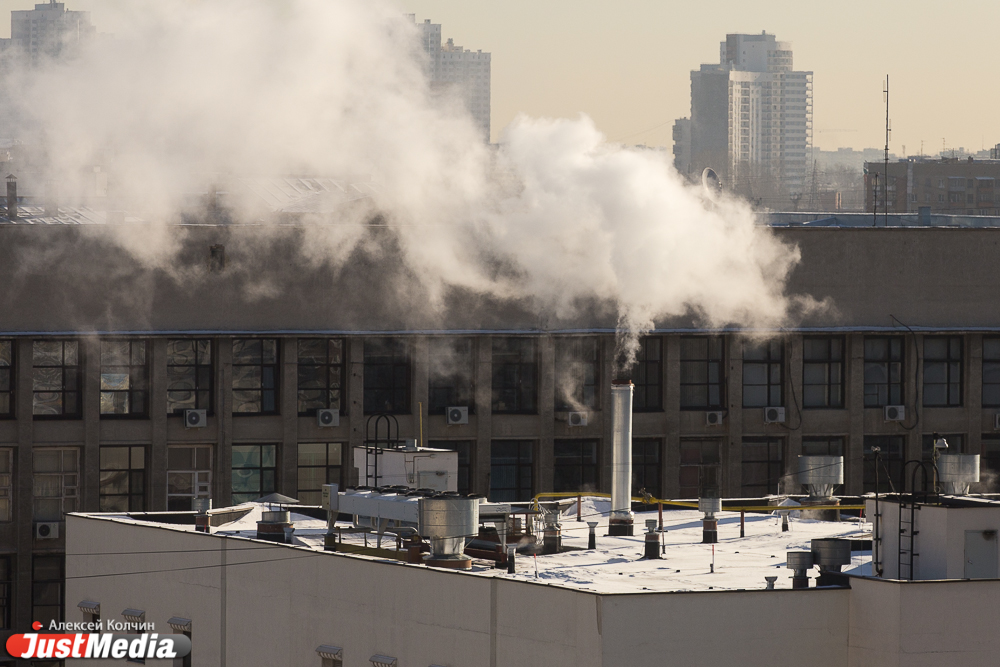 «Нереальных размеров выброс»! Екатеринбуржцы отвыкли от морозов и испугались дыма, охватившего город - Фото 4