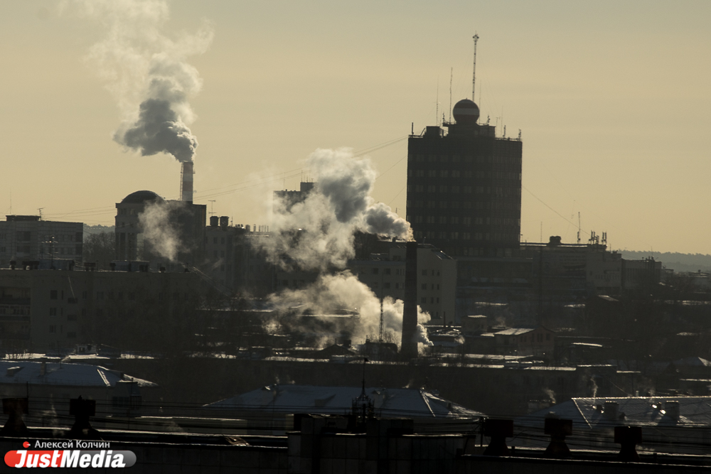 «Нереальных размеров выброс»! Екатеринбуржцы отвыкли от морозов и испугались дыма, охватившего город - Фото 6
